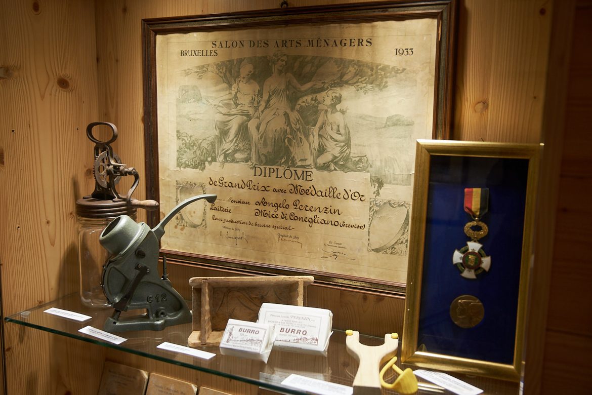 diploma con medaglia d'oro del 1933 vinta a bruxelles per il burro speciale