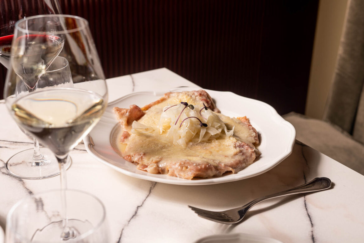 cotoletta petroniana con prosciutto di parma e parmigiano reggiano rodrigo ph press