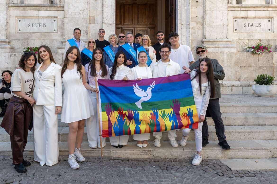 cantanti e comitato in piazza ph press