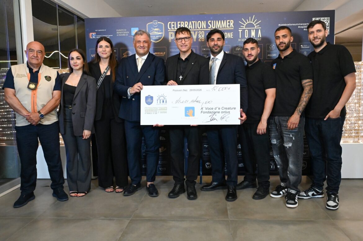 organizzatori e fondazione con assegno