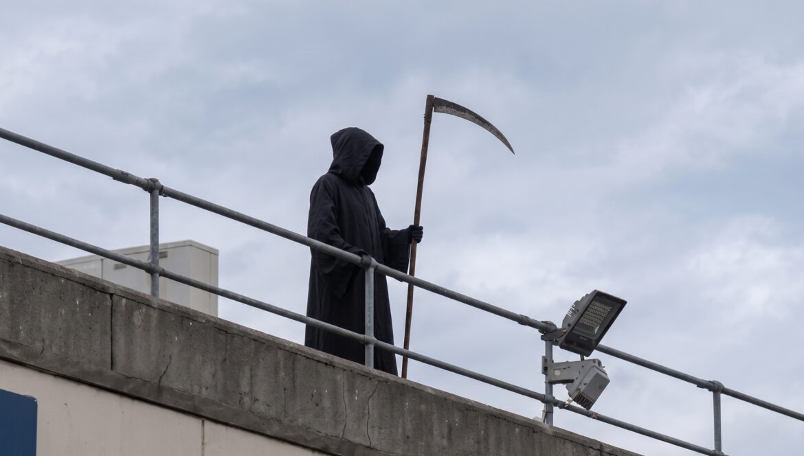 Morte sul tetto dell'ospedale ph AI