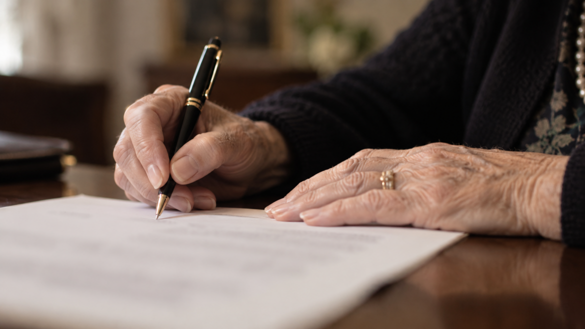Donna scrive testamento ph AI